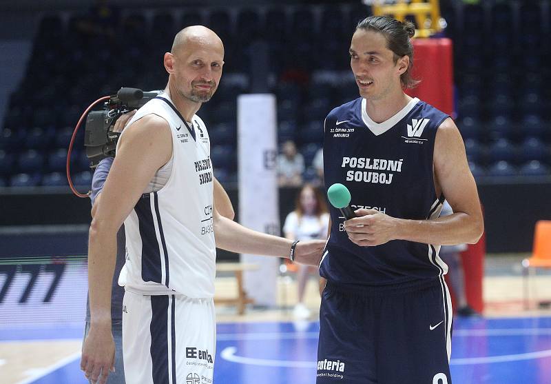 Poslední souboj basketbalových legend Jiřího Welsche a Luboše Bartoně v pardudubické ČSOB pojišťovna ARENĚ.