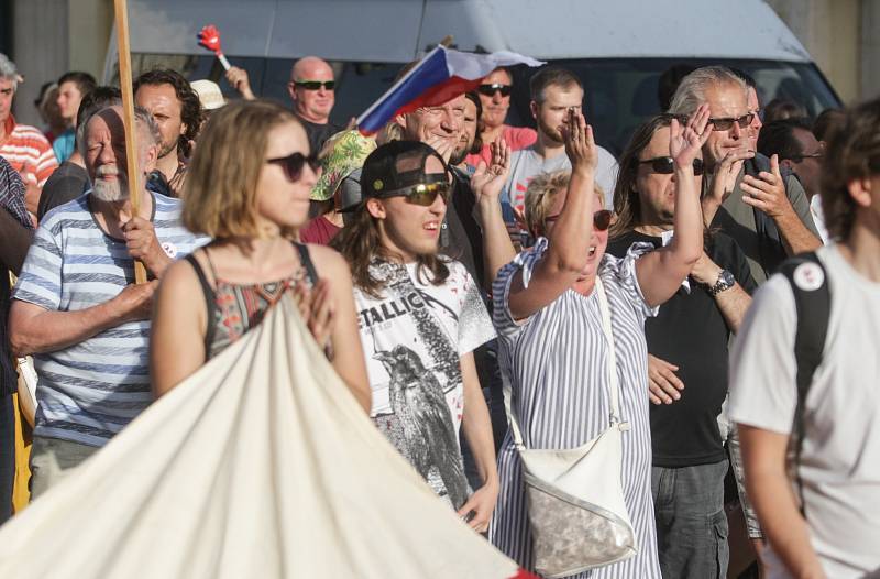 Zhruba šest set lidí se v úterý sešlo u sochy Jana Kašpara v Pardubicích. Opět protestovali proti premiérovi Andreji Babišovi a ministryni spravedlnosti Marii Benešové.