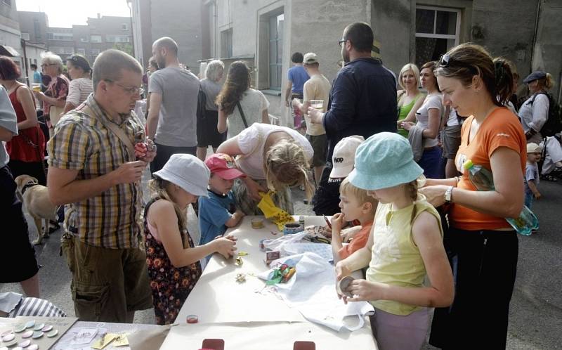 Před vstupem do automatických mlýnů zaujal návštěvníky minitrh na dvorku. K vidění i prodeji zde byly šperky, móda a delikatesy.