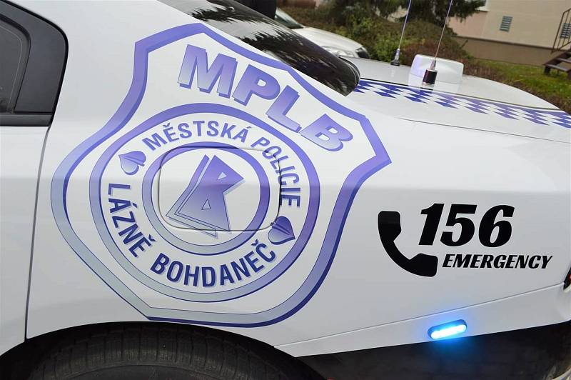 Bohdanečtí strážníci se pyšní policejním speciálem Dodge Charger V8 5.7 hemi AWD. Ve flotile tak mají dva Chargery, první slouží již přes 12 let.