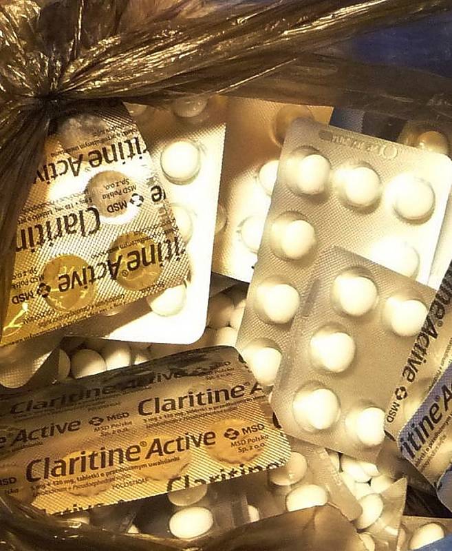 Na dva tisíce tablet mělo posloužit k výrobě drogy. Dva muži je převáželi autem.