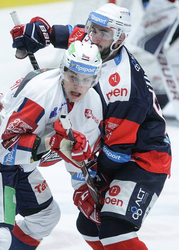 Hokejové utkání 10. kola baráže o udržení Tipsport extraligy v ledním hokeji mezi HC Dynamo Pardubice (v bílém) a Piráty Chomutov v pardudubické ČSOB pojišťovna areně.