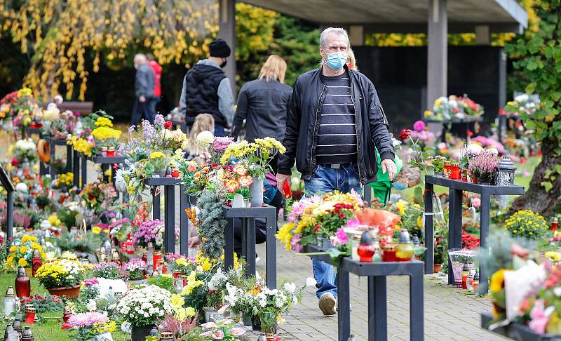 Památka zesnulých či lidově Dušičky na pardubickém Centrálním hřbitově v době Koronovirové epidemie.