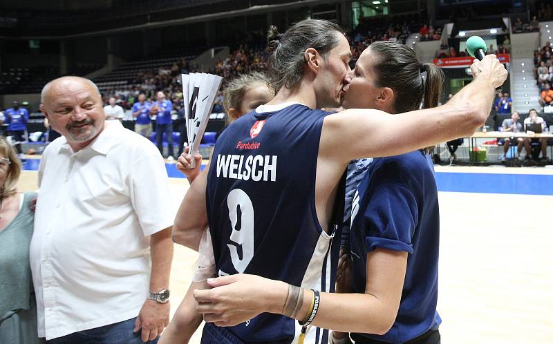 Poslední souboj basketbalových legend Jiřího Welsche a Luboše Bartoně v pardudubické ČSOB pojišťovna ARENĚ.