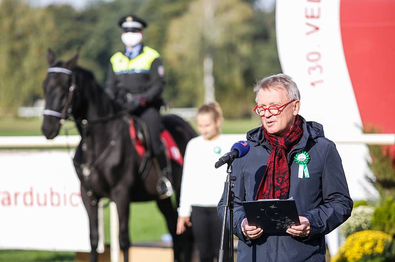 Zahájení 130. Velké pardubické se Slavia pojišťovnou, která se konalo před prázdnými tribunami na pardubickém dostihovém závodišti.