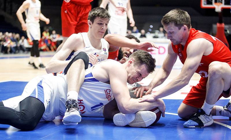 Kvalifikační utkání na Euro 2021 v basketbale mezi Českou republikou ( v bílém) a Dánskem (v červeném) v pardubické enteria areně.