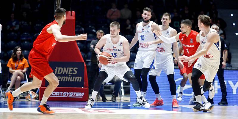 Kvalifikační utkání na Euro 2021 v basketbale mezi Českou republikou ( v bílém) a Dánskem (v červeném) v pardubické enteria areně.