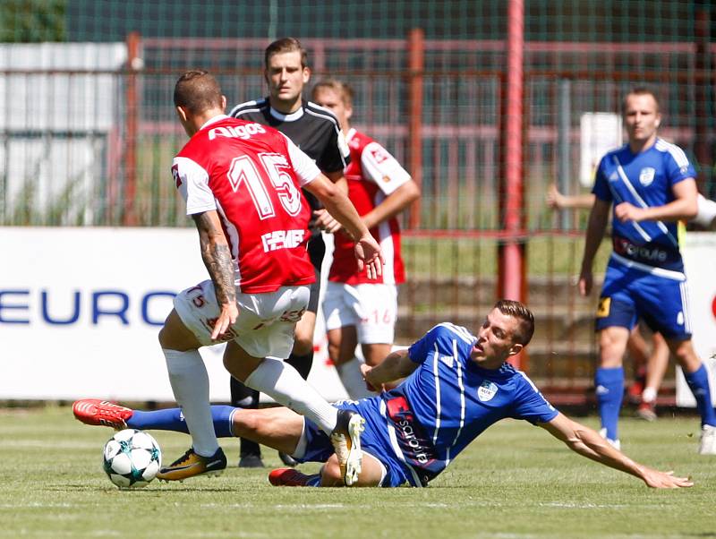 Utkání Fobalové národní ligy mezi FK Pardubice (ve červenobílém) a MFK Frýdek Místek (v modrém) na hřišti pod Vinicí v Pardubicích.