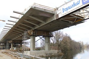 Výsun největšího lanového mostu v Česku je ve své polovině