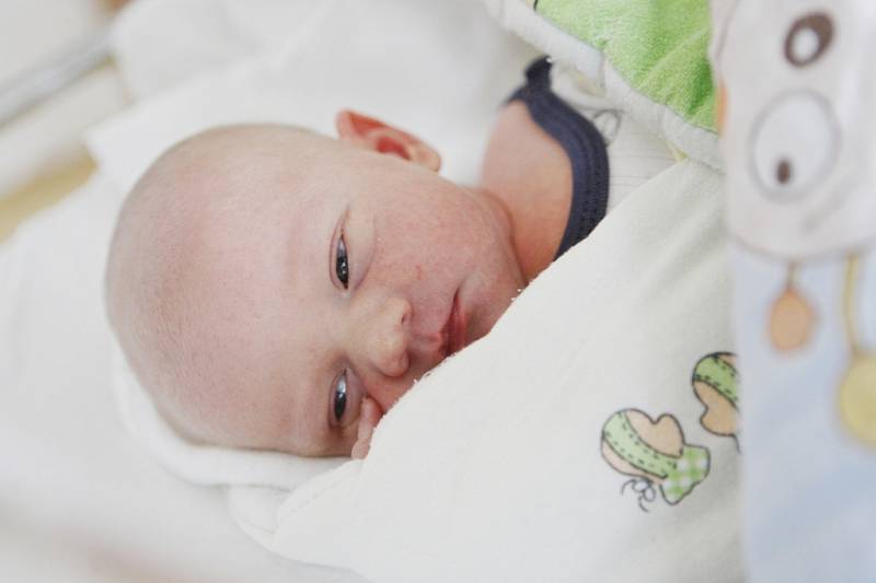 Šimon Köhler se narodil 12. září v 18:05 hodin. Měřil 51 centimetrů a vážil 3220 gramů. Maminku Danielu u porodu podpořil tatínek David a doma ve Veselí čeká ještě šestiletý bráška Kryštof. 
