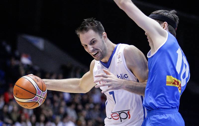 Čeští basketbalisté (v bílém) porazili na úvod kvalifikace Island o dvacet bodů. Hrálo se v pardubické Tipsport aréně.