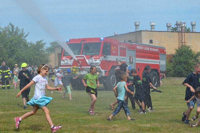 Dobrovolní hasiči z Lázní Bohdaneč slavili 140 let výročí. Požehnání do služby dostala dvě nová zásahová vozidla. 