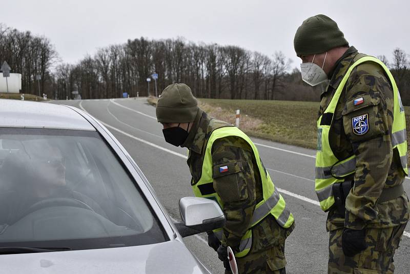 Policejní hlídka v Pravech.