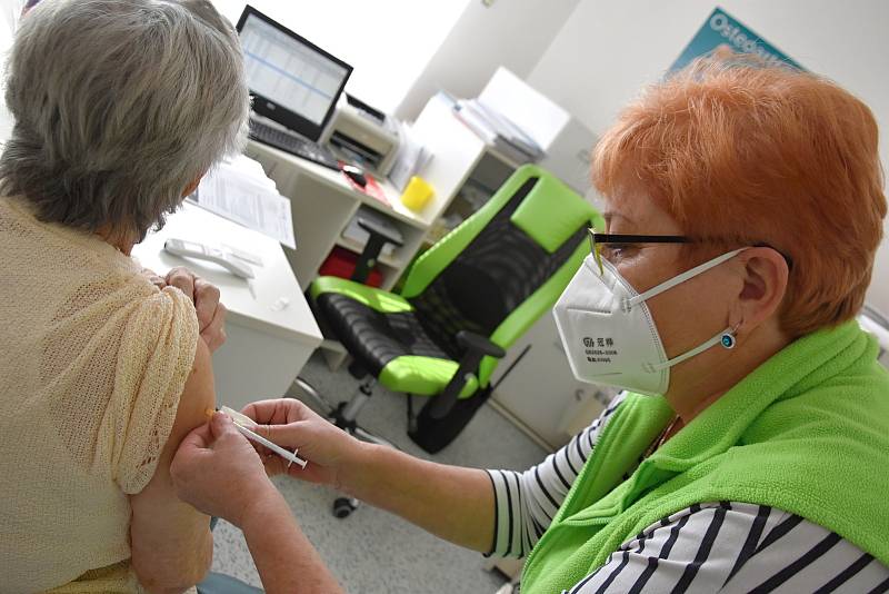 Lékařka Milena Mejzlíková v Krouně ve středu začala s očkováním seniorů proti covidu.