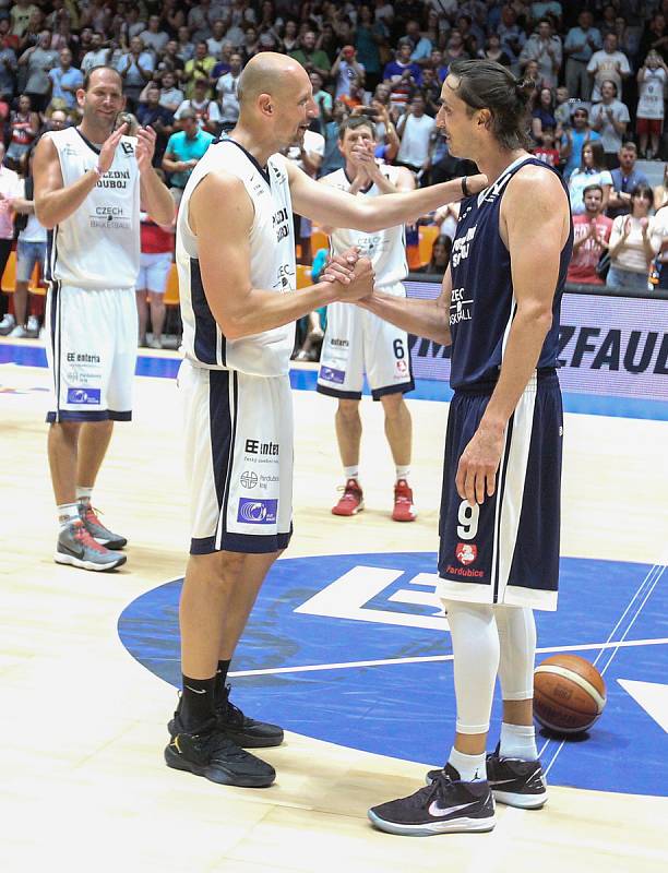 Poslední souboj basketbalových legend Jiřího Welsche a Luboše Bartoně v pardudubické ČSOB pojišťovna ARENĚ.