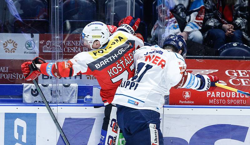 Hokejové utkání Tipsport extraligy v ledním hokeji mezi HC Dynamo Pardubice (v červenobílém) a HC Bilí Tygři (v bílomodrém) pardudubické enterie areně.