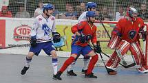 Čtvrté finále hokejbalové play-off CROSSDOCK extraligy mezi HBC Autosklo-H.A.K. Pardubice (v bílomodrém) a  HC Kert Park Praha(v červeném) na hřišri v Polabinách.