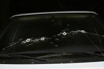 Svému auto rozstřílel muž nelegálně drženou zbraní čelní sklo, když s ním skončil v příkopu.