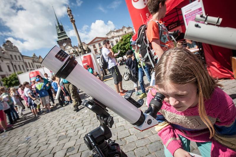 Zahájení festivalu Zrcadlo umění na Pernštýnském náměstí v Pardubicích.