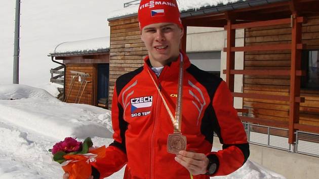 Jan Hašek pózuje s bronzovou medailí, kterou si vybojoval na mistrovství Evropy ve sprintu