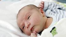 JAN ŠRETR se narodil  5. března v 17 hodin a 43 minut. Vážil 3540 gramů a měřil 50 centimetrů. Maminku Janu podpořil při porodu tatínek Vít. Rodina bydlí v Holicích.