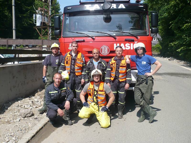 Dobrovolní hasiči z Lázní Bohdaneč a Svobody nad Úpou pracují na odklízení následků velké vody společně.