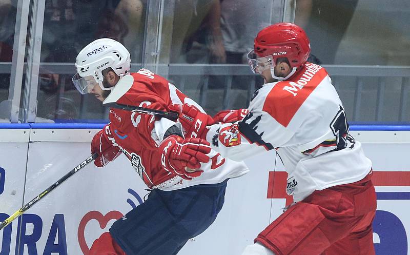 Hokejové utkání Memoriálu Zbyňka Kuséhp mezi HC Dynamo Pardubice (v červeném) a Mountfield Hradec Králové (v bíločerveném) v pardubické ČSOB pojišťovna ARENĚ.