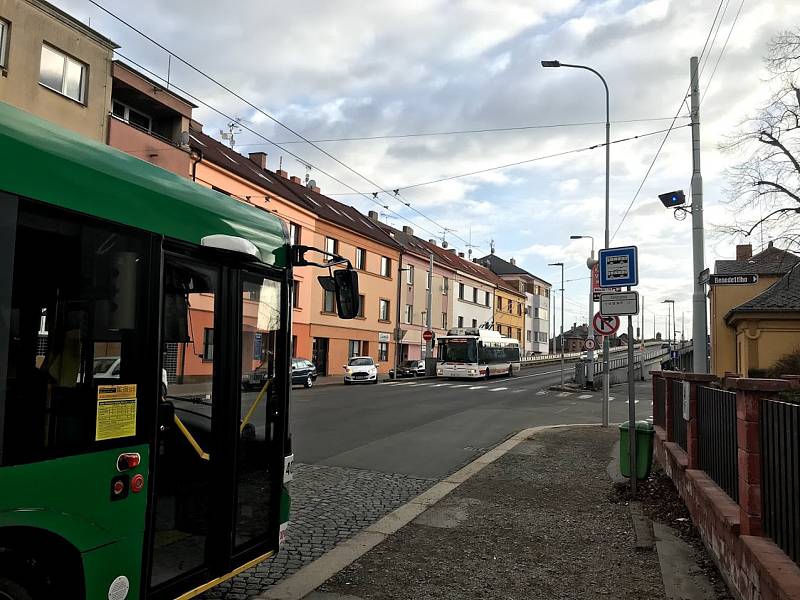 Aby řidič autobusu mohl vjet na nadjezd, musí počkat, než se rozsvítí modrá šipka.