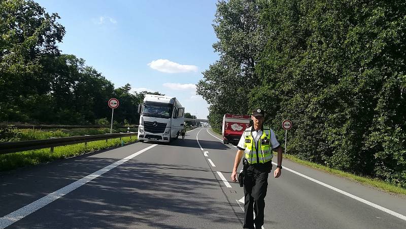 Došlo ke střetu cyklistky s nákladním autem, žena na místě zemřela.