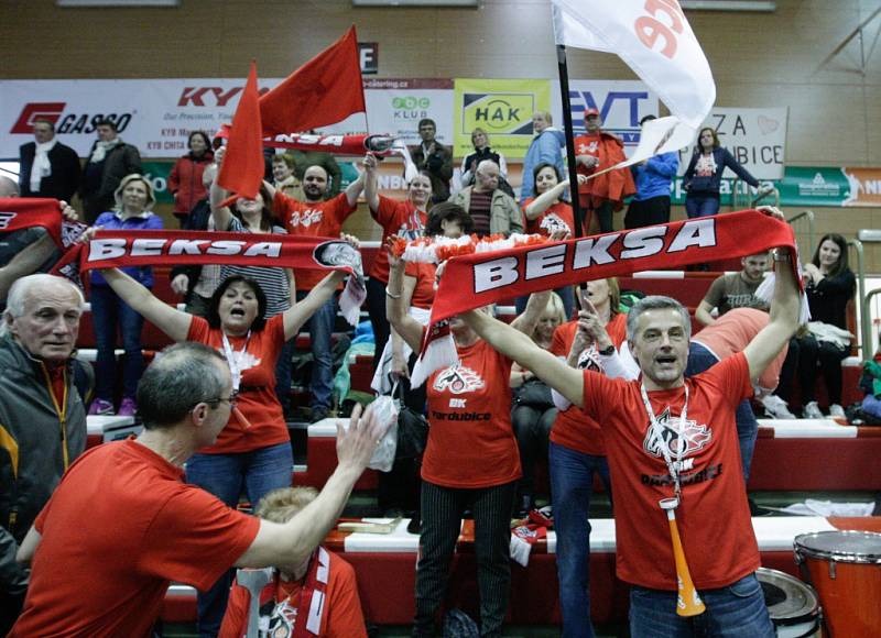 5. čtvrtfinále basketbalu Pardubice - Svitavy 90:62.