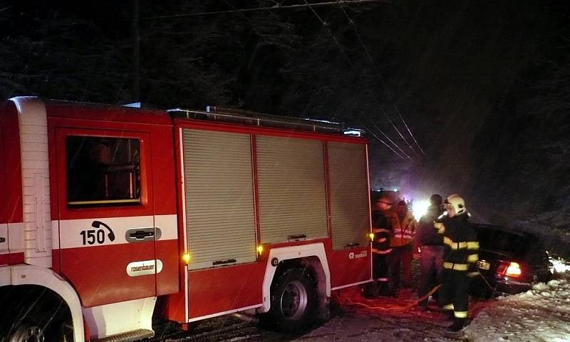 Řidič osobního vozidla se při vyhýbání spadlým větvím dostal do příkopu. S vyproštěním vozu pomáhali hasiči i strážníci.