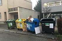Pardubice trápí rostoucí množství odpadků kolem kontejnerů. Město a Služby města Pardubic hledají cestu, jak tuto situaci vyřešit. Jednou z možností je rozšíření kontejnerových stanovišť, které však naráží na prostorové možnosti města a v některých případ