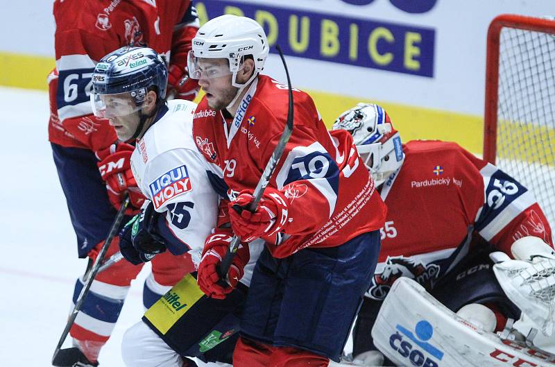 Hokejové utkání Memoriálu Zbyňka Kusého Dynamo Pardubice (v červeném) a Eisbären Berlin (v bílém).