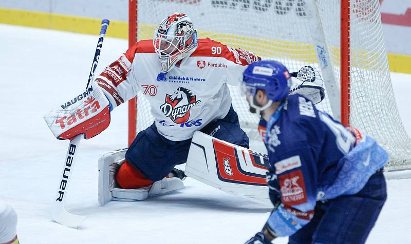 Hokejové utkání Tipsport extraligy v ledním hokeji mezi HC Dynamo Pardubice (v bíločerveném) a HC Rytíři Kladno (v modrobílém) v pardubické Enteria areně.