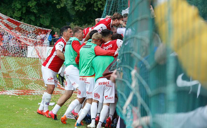 Utkání Fobalové národní ligy mezi FK Pardubice (ve červenobílém) a FC Slavoj Vyšehrad (v modrém) na hřišti pod Vinicí v Pardubicích.