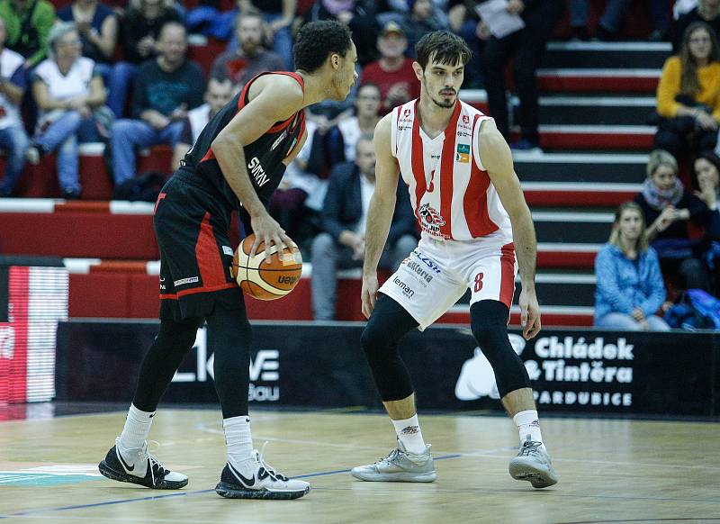 Basketbalové utkání Kooperativy NBL mezi BK JIP Pardubice (v červenobílém) a DEKSTONE Tuři Svitavy (v černozčerveném) v pardubické hale na Dašické.