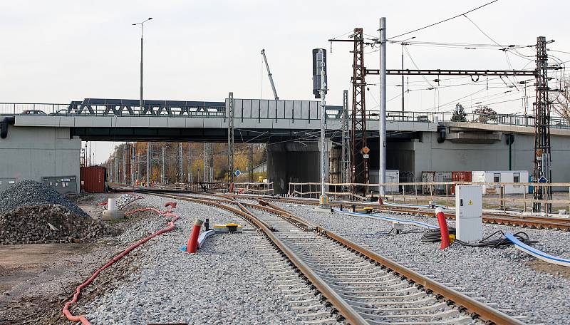 Průběh modernizace trati a perónů na Hlavním pardubickém vlakovém nádraží.