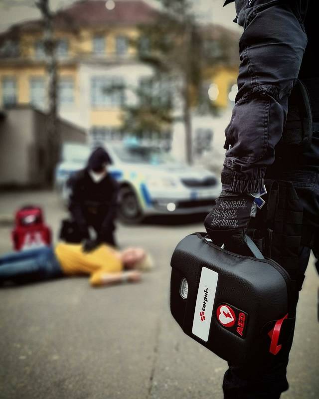 Policisté v Pardubickém kraji mají nově auta vybavena mobilními defibrilátory.