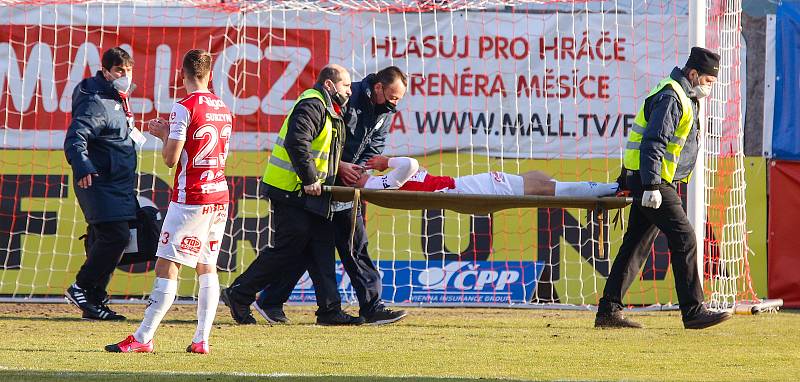 Fotbalové utkání Fortuna ligy mezi FK Pardubice (v červenobílém) a FC Baník Ostrava ( v modrém) na Městském stadionu Ďolíček v Praze.