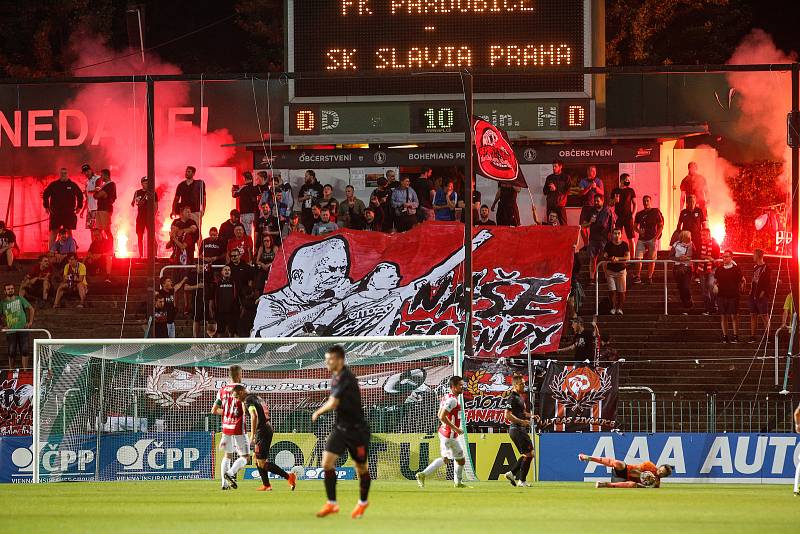 Fotbalové utkání Fortuna ligy mezi FK Pardubice (v červenobílém) a SK Slavia Praha ( v černém) na Městském stadionu Ďolíček v Praze.