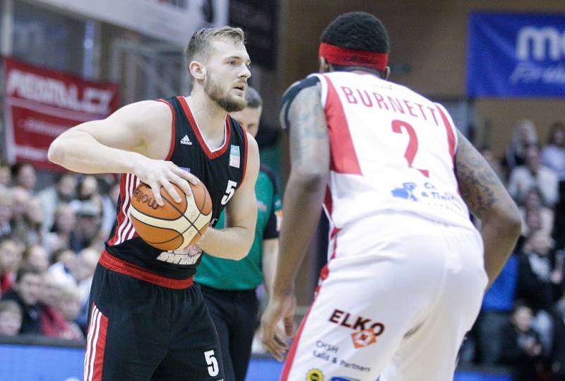 5. čtvrtfinále basketbalu Pardubice - Svitavy 90:62.