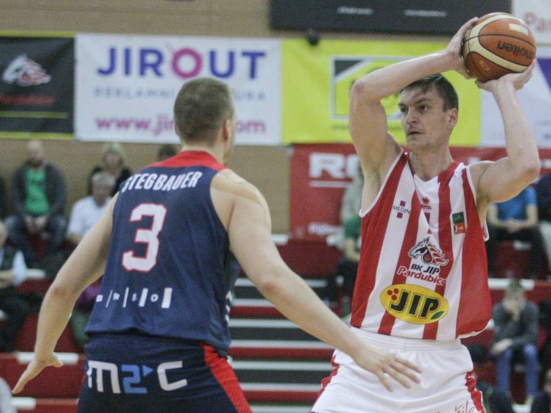 Kooperativa NBL: BK JIP Pardubice - egoé Basket Brno.
