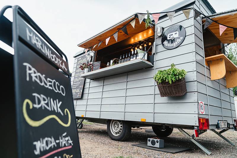 Na pardubický Food Truck Fest se sjely desítky majitelů trucků, kteří si připravili rozmanité nabídky plné tradičního místního jídla i pochutin ze světa.