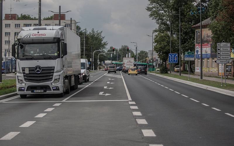 Nové pardubické přednádraží. Změna se dotkla i organizace jízdních pruhů. 