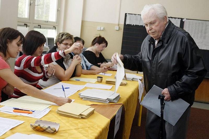 Ve 14:00 hodin byly otevřeny volební místnosti. V pátek a v sobotu si po čtyřech letech zvolíme vedení radnic a obecních úřadů. A ve třech východočeských obvodech také nové senátory. 