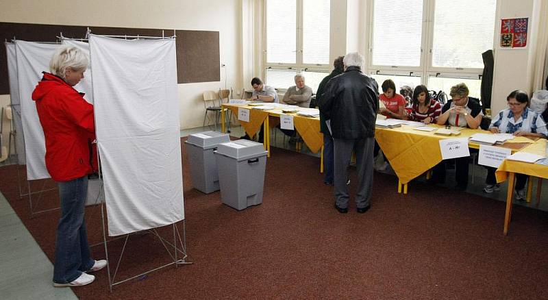 Ve 14:00 hodin byly otevřeny volební místnosti. V pátek a v sobotu si po čtyřech letech zvolíme vedení radnic a obecních úřadů. A ve třech východočeských obvodech také nové senátory. 