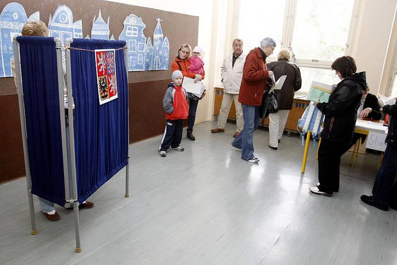 Ve 14:00 hodin byly otevřeny volební místnosti. V pátek a v sobotu si po čtyřech letech zvolíme vedení radnic a obecních úřadů. A ve třech východočeských obvodech také nové senátory. 