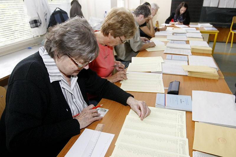 Ve 14:00 hodin byly otevřeny volební místnosti. V pátek a v sobotu si po čtyřech letech zvolíme vedení radnic a obecních úřadů. A ve třech východočeských obvodech také nové senátory. 