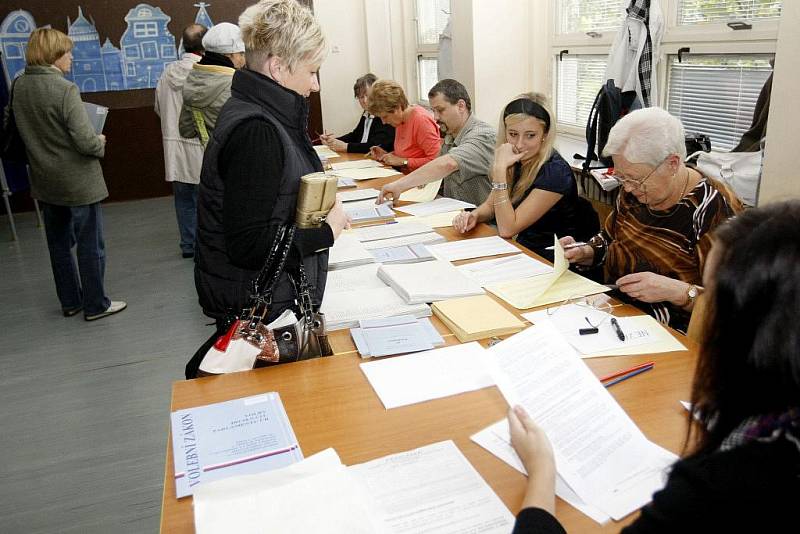 Ve 14:00 hodin byly otevřeny volební místnosti. V pátek a v sobotu si po čtyřech letech zvolíme vedení radnic a obecních úřadů. A ve třech východočeských obvodech také nové senátory. 