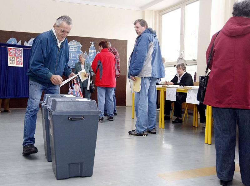 Ve 14:00 hodin byly otevřeny volební místnosti. V pátek a v sobotu si po čtyřech letech zvolíme vedení radnic a obecních úřadů. A ve třech východočeských obvodech také nové senátory. 